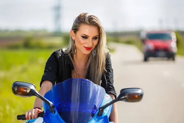 Retrato de una hermosa mujer y una motocicleta de velocidad — Foto de Stock