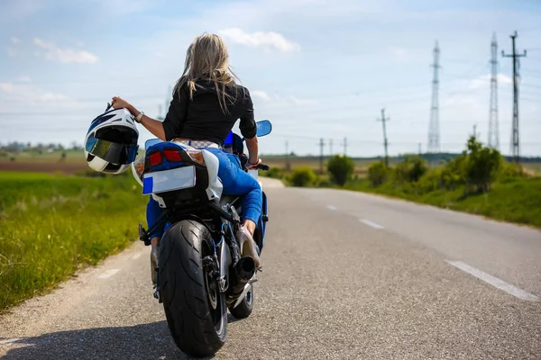 一个美丽的女人和一辆摩托车的速度的肖像 — 图库照片