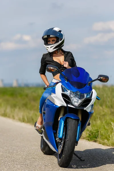 Πορτρέτο του όμορφη γυναίκα και μια μοτοσικλέτα της ταχύτητας — Φωτογραφία Αρχείου