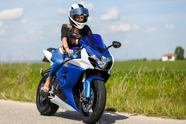 Portrait d'une belle femme et une moto de vitesse — Photo