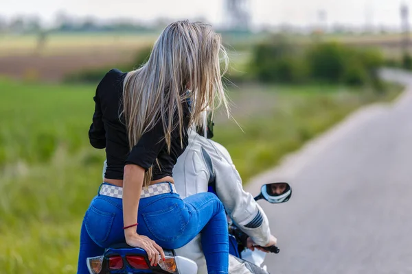 Bella giovane coppia con una moto di velocità — Foto Stock