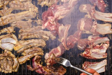 Doğranmış kuzu ve yemeği ızgara partisinde hazırlanan rustik yemekler