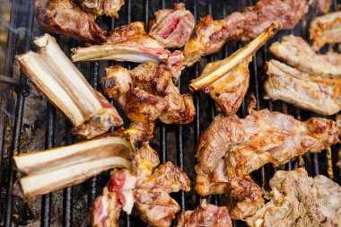 Doğranmış kuzu ve yemeği ızgara partisinde hazırlanan rustik yemekler