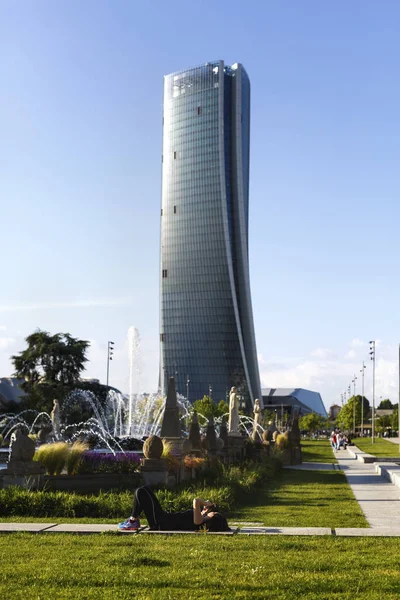 Mediolan, Włochy, maja, 28, 2017 - Isozaki Tower w "City Life" całkowicie ODP — Zdjęcie stockowe