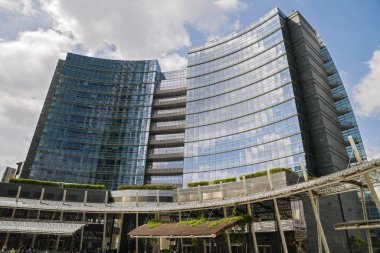 Milan, İtalya-Mayıs 13, 2017: panoramik manzaralı yeni futuristik 