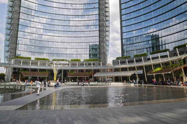 Milan, İtalya-Mayıs 13, 2017: panoramik manzaralı yeni futuristik 