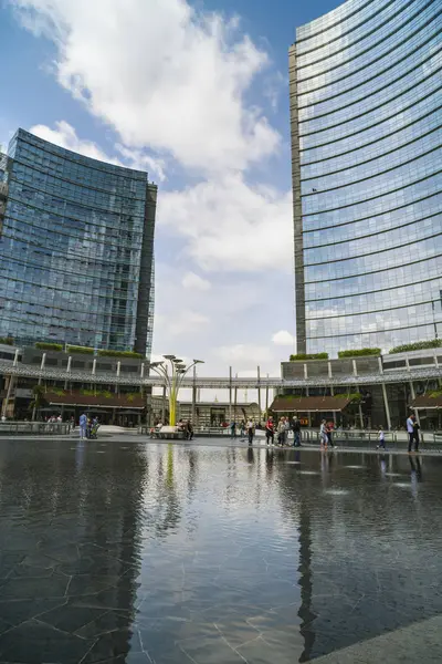 Milan, İtalya-Mayıs 13, 2017: panoramik manzaralı yeni futuristik 