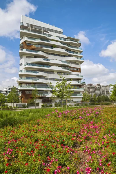 MILÁN, ITALIA, mayo de 2017: Casas residenciales modernas de C — Foto de Stock