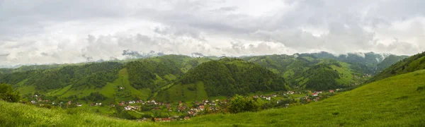 Panorama z górskiej scenerii w Rumunii, Karpaty. — Zdjęcie stockowe