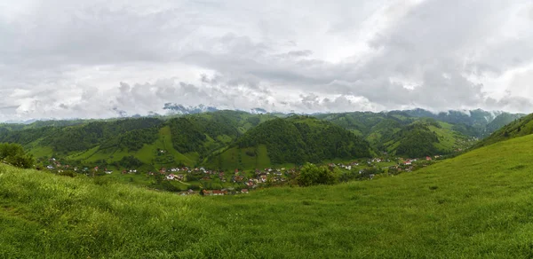 Panorama com cenário de montanha na Romênia, Montanhas Cárpatas . — Fotografia de Stock