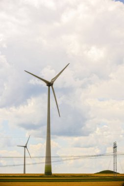 Romanya'da tarım ve rüzgar çiftliği olan manzara