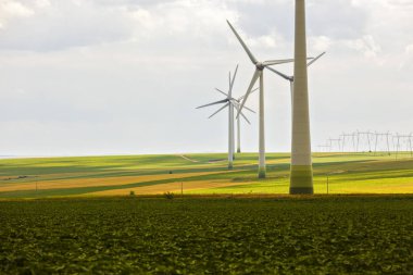 Romanya'da tarım ve rüzgar çiftliği olan manzara