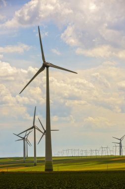 Romanya'da tarım ve rüzgar çiftliği olan manzara