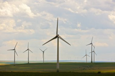 Romanya'da tarım ve rüzgar çiftliği olan manzara