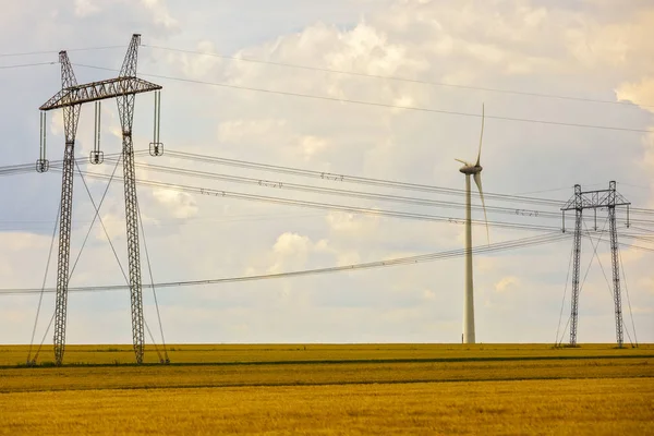 Landschap met een landbouw- en wind boerderij in Roemenië — Stockfoto