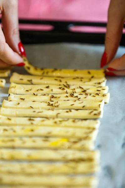 Les mains de la femme mettent de la pâte dans la casserole à cuire — Photo