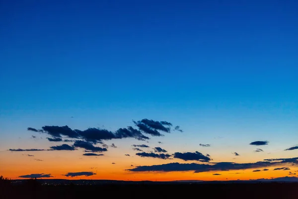 Şehir üzerinde mavi karanlık gece gökyüzü — Stok fotoğraf