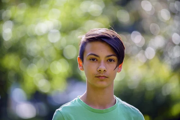 Porträtt med en vacker ung asiatisk pojke — Stockfoto