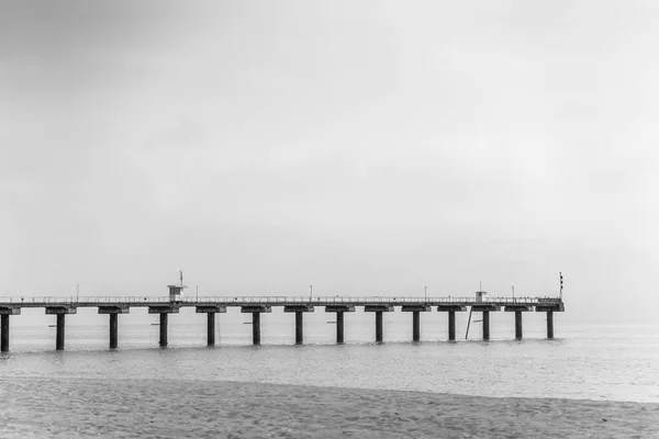 Uma velha ponte no mar negro — Fotografia de Stock