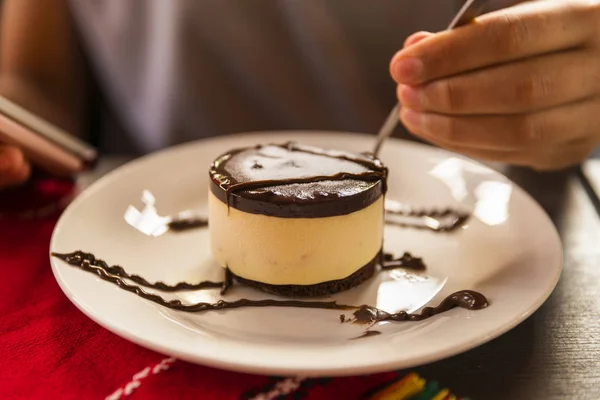 Gâteau avec crème glacée sur une assiette — Photo