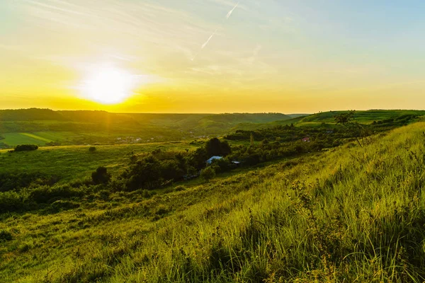 Západ slunce nad kopec do země v Rumunsku — Stock fotografie