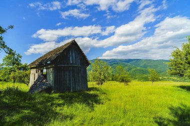 Eski ahşap evi R dağlarda Fagaras dağlarında berbat