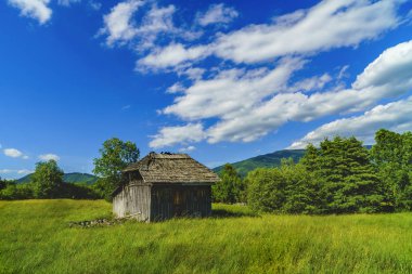 Eski ahşap evi R dağlarda Fagaras dağlarında berbat