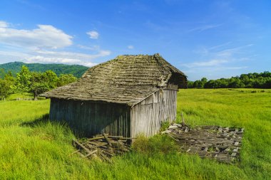 Eski ahşap evi R dağlarda Fagaras dağlarında berbat