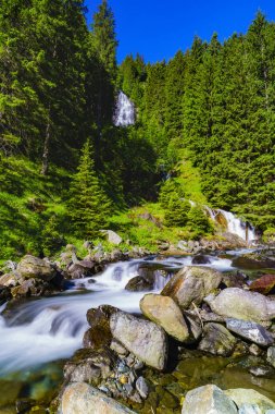 Fagaras Romanya dağlarında güzel şelale