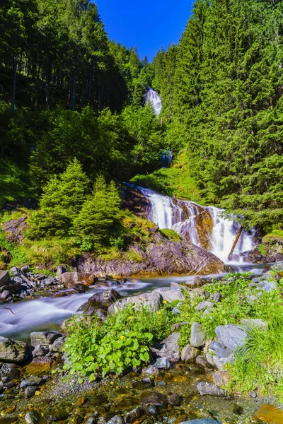 フグラシ ルーマニアの山の中の美しい滝 — ストック写真