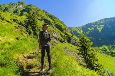 Genç çocuk doğa dağda araştırıyor.