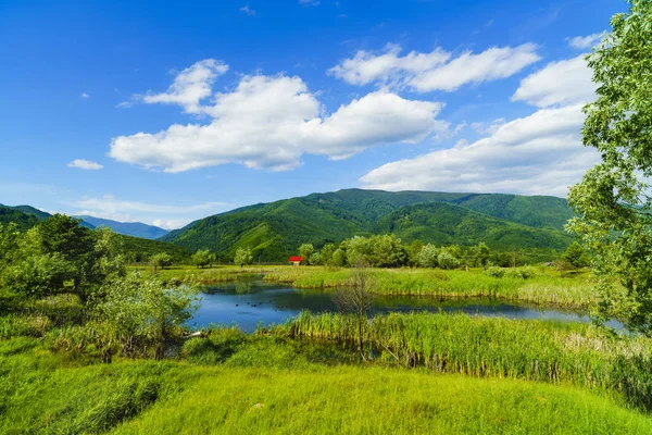 Górskie jezioro w górach Fagaras, Rumunia — Zdjęcie stockowe