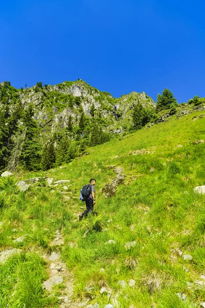 Fiatal fiú tárja fel a természet a hegyen — Stock Fotó
