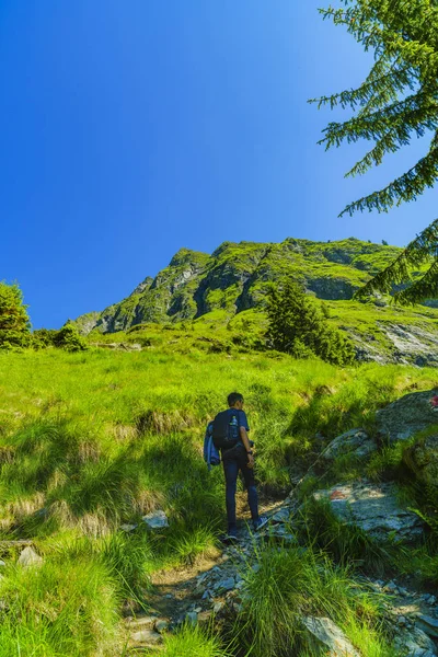 Fiatal fiú tárja fel a természet a hegyen — Stock Fotó