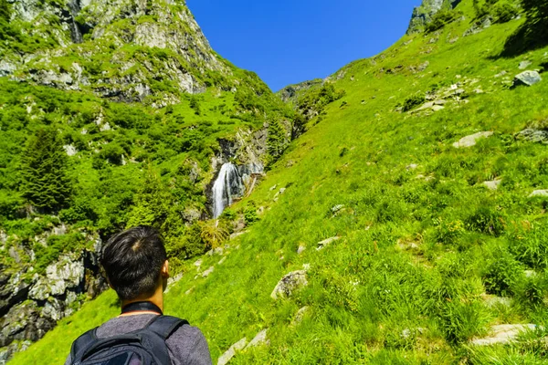 Niño explora la naturaleza en la montaña — Foto de Stock