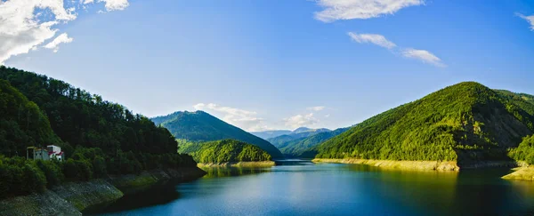 Krásné scenérie s Lake Voina, Rumunsko v letním dni — Stock fotografie