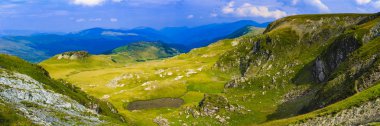 Panorama Karpat Dağları ile. Romanya