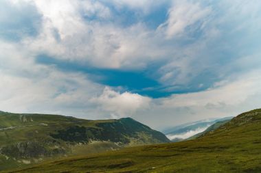 Güzel dağ manzarası ile yukarıdaki bulutlar
