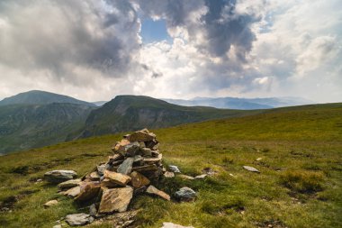 Yaz gününde güzel dağ manzarası