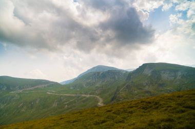Muhteşem dağ Karpat Dağları'nda yolda 