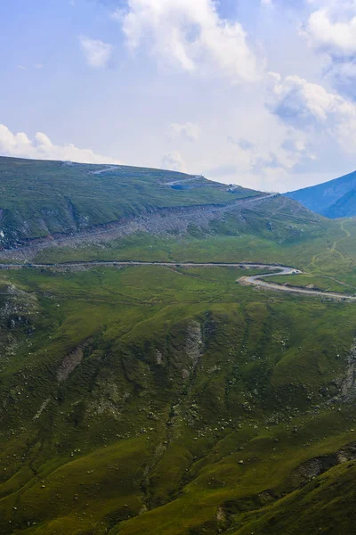 Spettacolare strada sulla montagna nei Carpazi in — Foto Stock