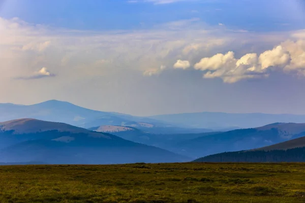 Hermoso paisaje de montaña con nubes por encima — Foto de Stock