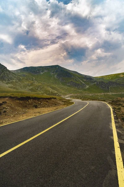 Muhteşem dağ Karpat Dağları'nda yolda 