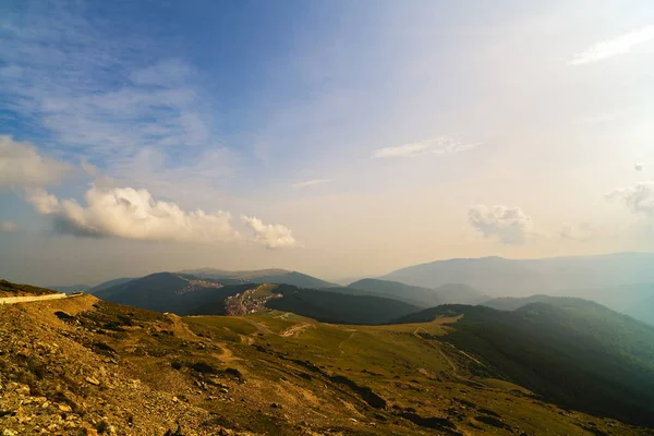Krásné horské scenérie v letním dni — Stock fotografie