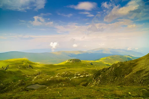 Yaz gününde güzel dağ manzarası — Stok fotoğraf