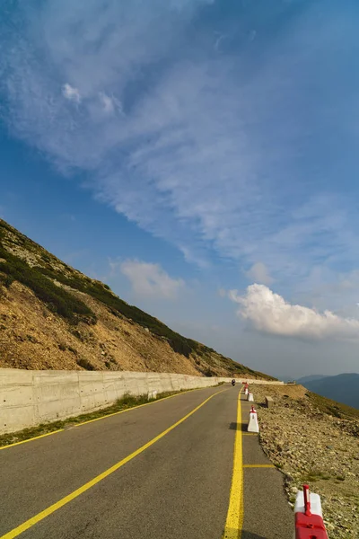 Spectacular road on the mountain in the Carpathian Mountains in — Stock Photo, Image