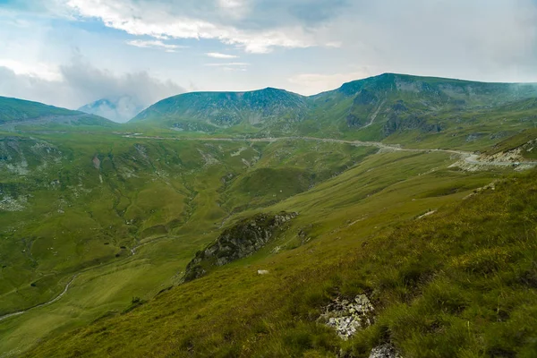 Bellissimo paesaggio montano nella giornata estiva — Foto Stock