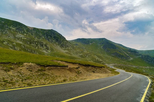 Spektakuläre Straße auf dem Berg in den Karpaten in — Stockfoto