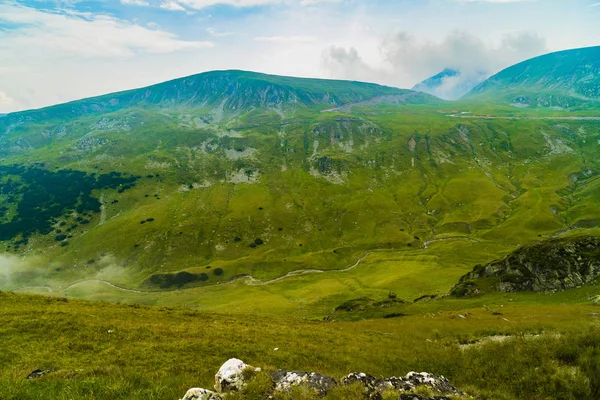 Krásné horské scenérie v letním dni — Stock fotografie