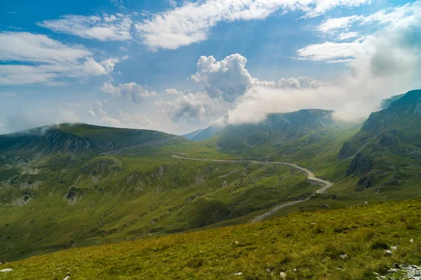 Estrada espetacular na montanha nas montanhas dos Cárpatos em — Fotografia de Stock